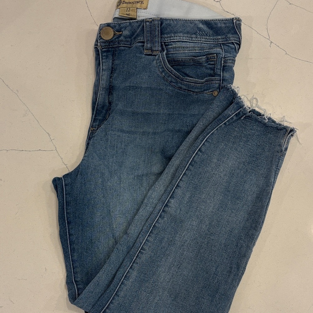 Democracy Women's Cropped Blue Jeans